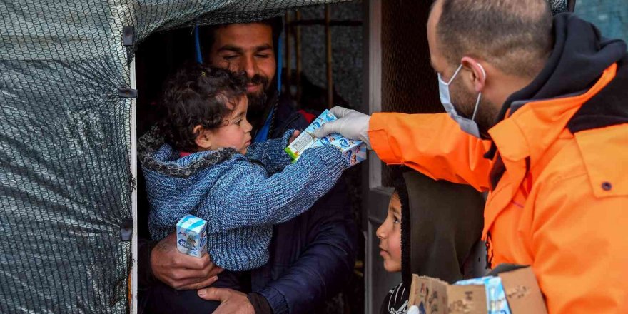 Mevsimlik Tarım İşçilerine Çorba, Çocuklara Süt İkramı