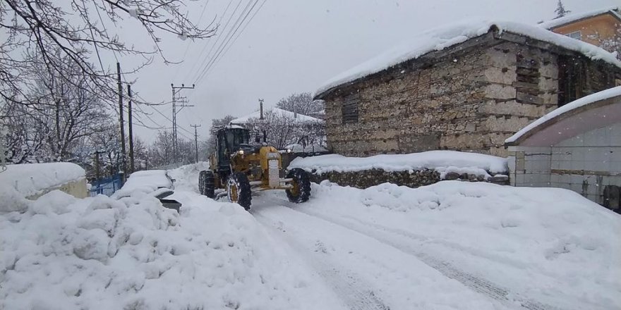 Akseki’de kardan kapalı olan kırsal mahalle yollarında karla mücadele