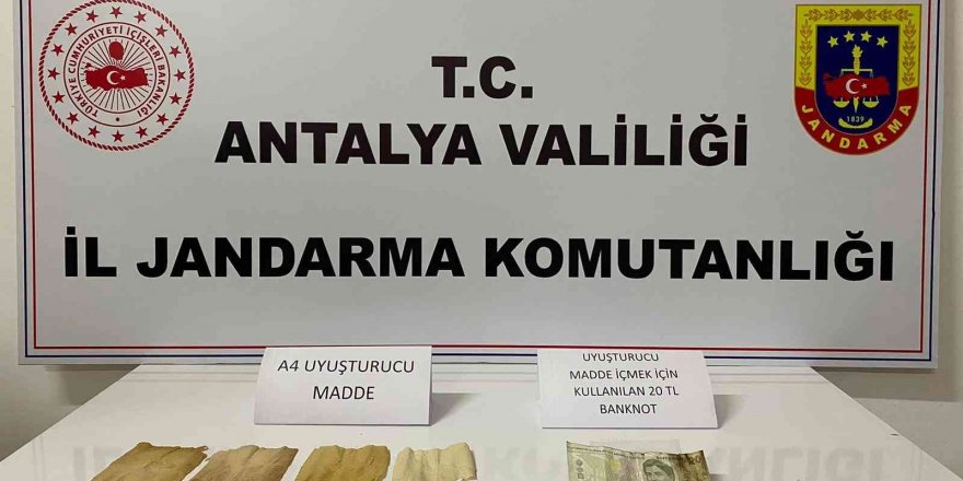 Yüzündeki maskeyle uyuşturucu taşırken yakalandı