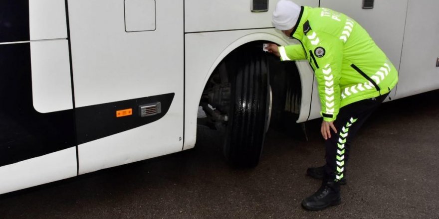 Adana polisinden kar lastiği mesaisi