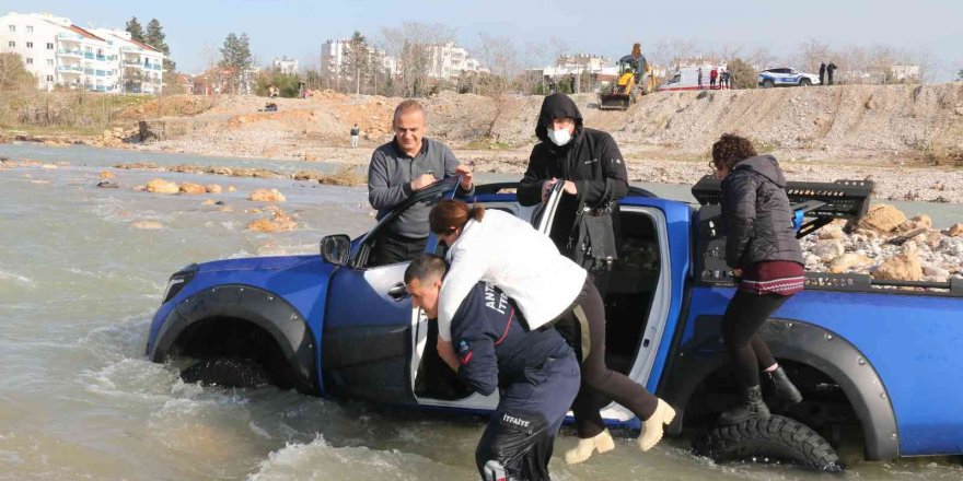 İçinde 4 kişinin bulunduğu arazi aracı akıntıya kapıldı, korku dolu anlar yaşandı