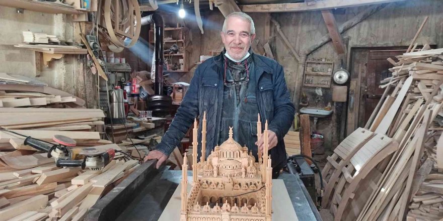 Sultanahmet Camii’nin ahşap maketini yaptı