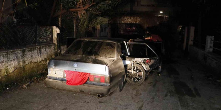 Çaldıkları otomobilin plakalarını bezle kapattılar sonra çaldıkları motosikleti aracın arkasına koyup kaçarken yakalandılar