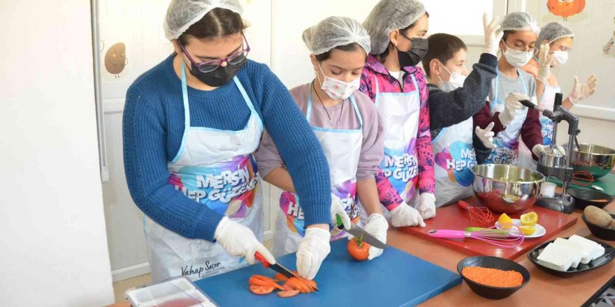 Mersin Büyükşehir Belediyesi geleceğin aşçılarını yetiştiriyor