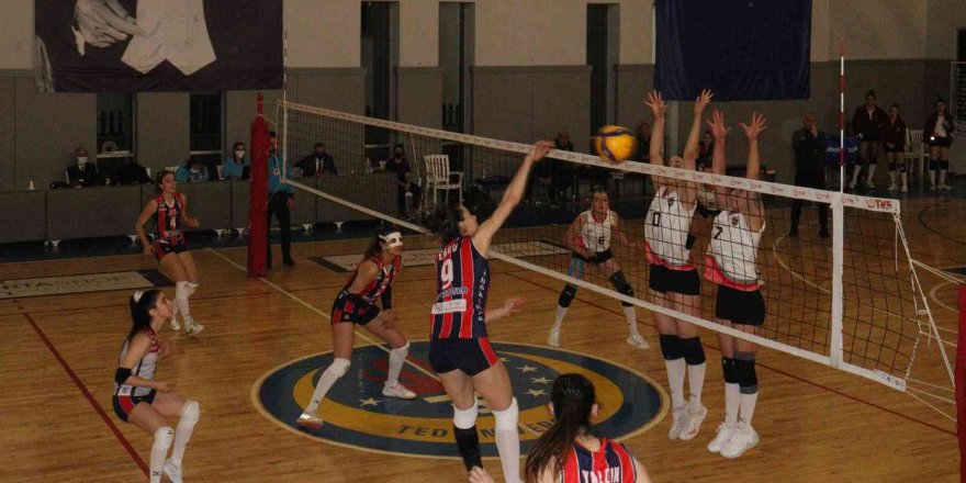 MSK kadın voleybol ve hentbol takımları, aldıkları galibiyetlerle yüzleri güldürdü