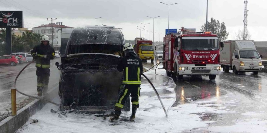 Antalya’da tur minibüsü alev alev yandı, turistler canlarını zor kurtardı