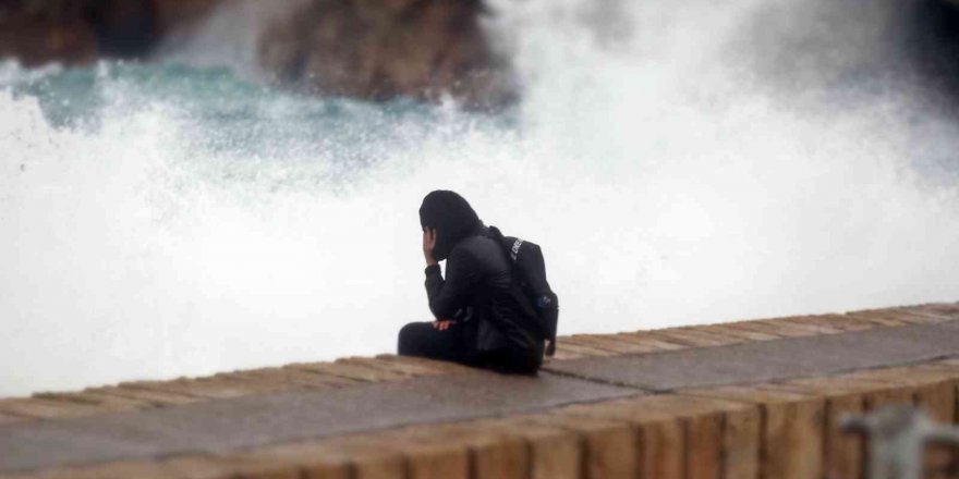 Dev dalgalar 15 metre yüksekliğindeki falezleri aştı