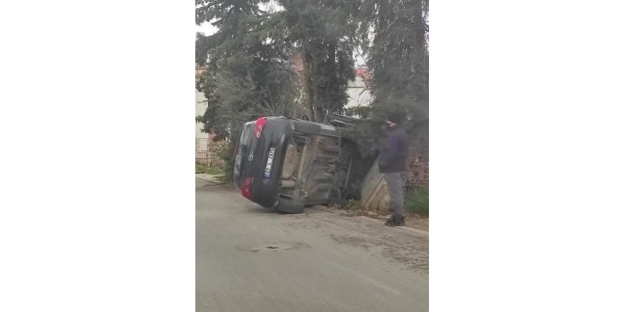 Öğrenciye çarpmamak için yol kenarındaki duvara çarptı