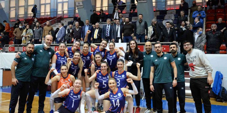 Türkiye Kadınlar Voleybol 1. Ligi: Çukurova Belediyesi: 3 - Vakıfbank: 0