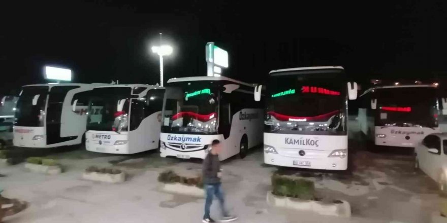 16 saattir kar ve tipi nedeniyle kapalı olan yolda sürücüler dinlenme tesislerinde bekliyor