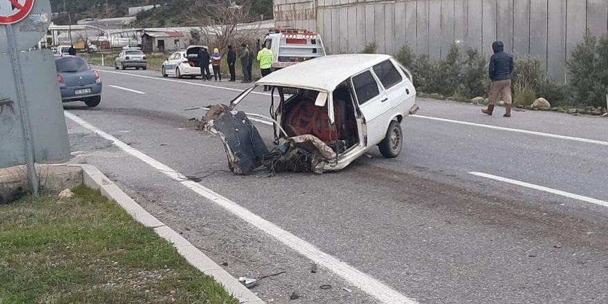 Mersin’de feci kaza: Otomobil ikiye bölündü