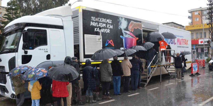 Yeniceliler, Büyükşehir Belediyesi Mobil Mutfak Tırından 3,5 TL’ye 3 çeşit yemek yedi