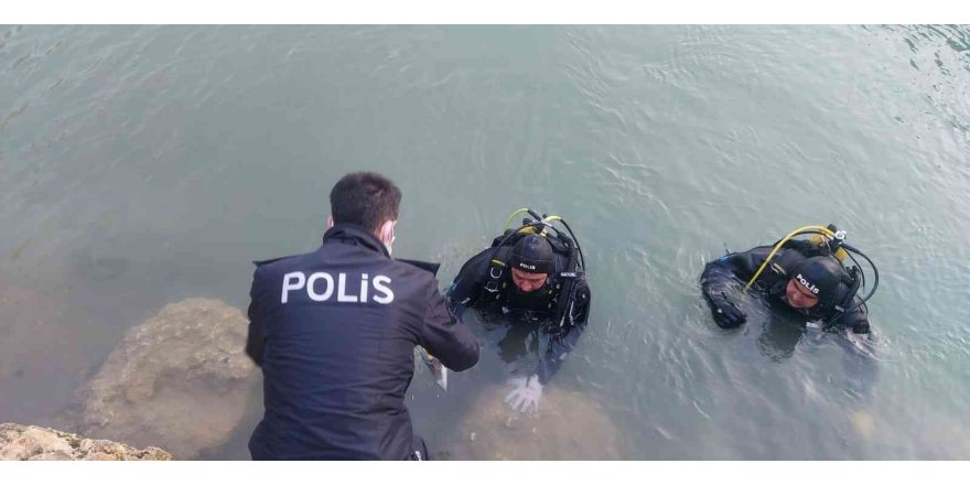 Polis baraj suyunu didik didik edip atılan silahı buldu