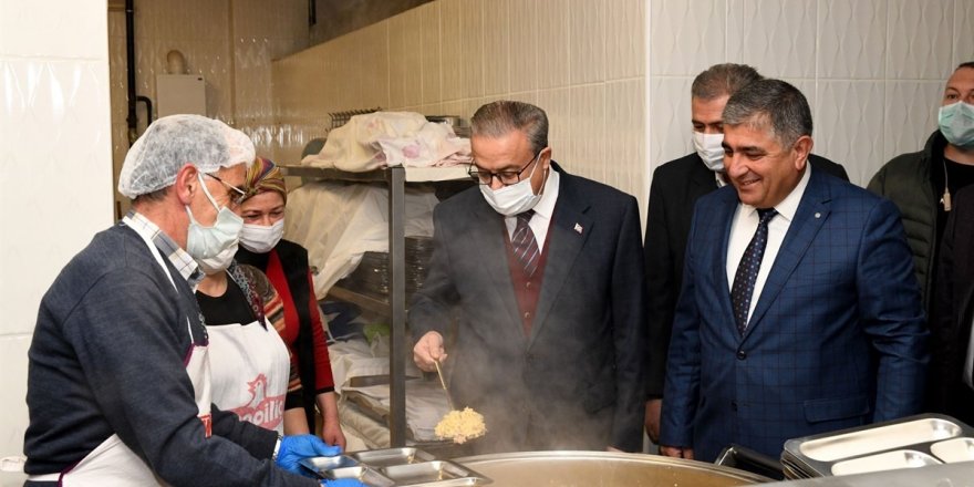 Vali Su, Tarsus’ta Hızır Lokması dağıtım etkinliğine katıldı