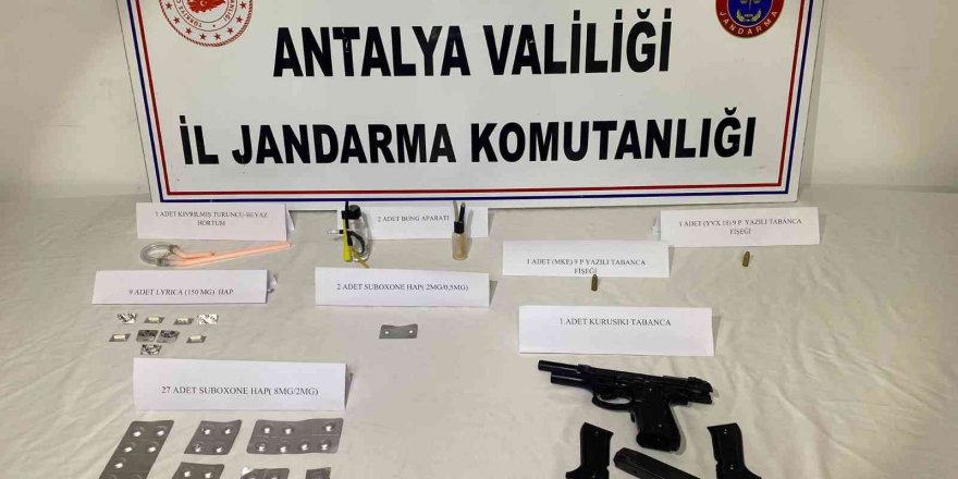 Jandarma yolcunun üzerinde tabanca ve uyuşturucu madde ele geçirdi