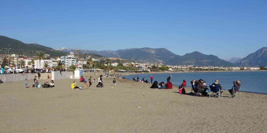 Alanya’da güneşi gören vatandaşlar sahillere akın etti
