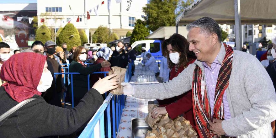 Karadenizliler buluşmasında 1 ton hamsi dağıtıldı