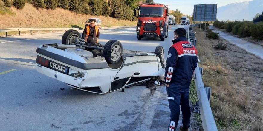 Seyir halindeki tıra arkadan çarpan otomobil takla attı