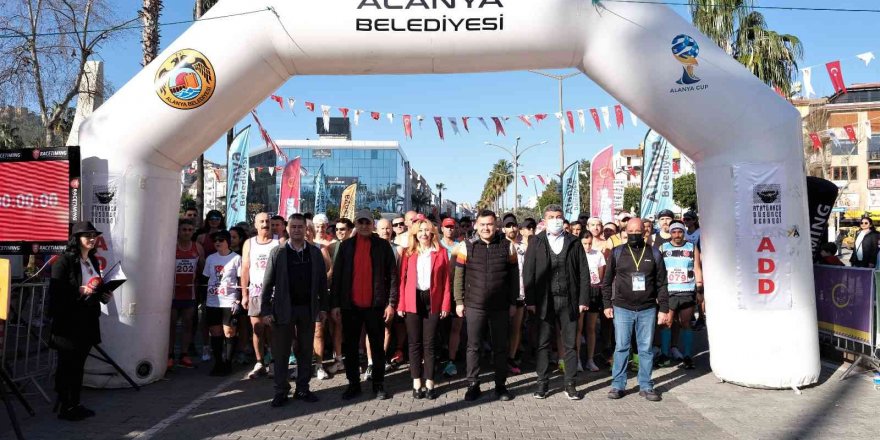 22. Alanya Atatürk Halk Koşusu ve Yarı Maratonu koşuldu