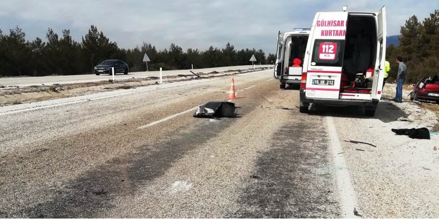 Burdur’da otomobil karşı şeride geçti: 1 ölü, 2’si ağır 4 yaralı