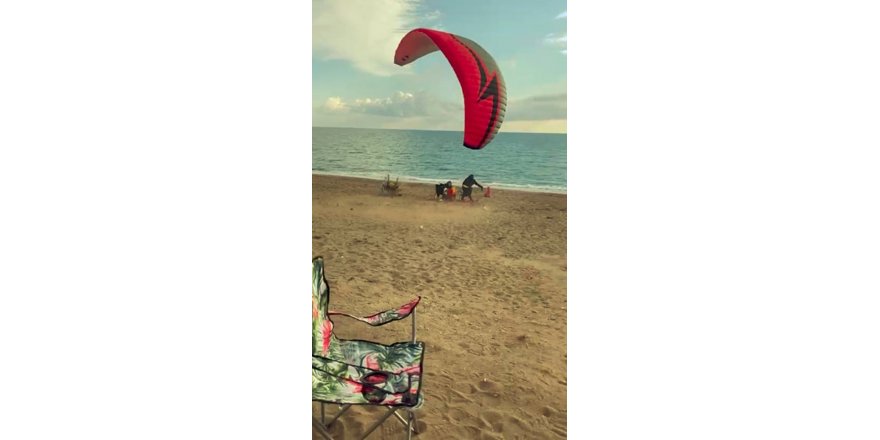 Paramotor yere çakıldı, sahilde oturan aile çocukları ile son anda kurtuldu