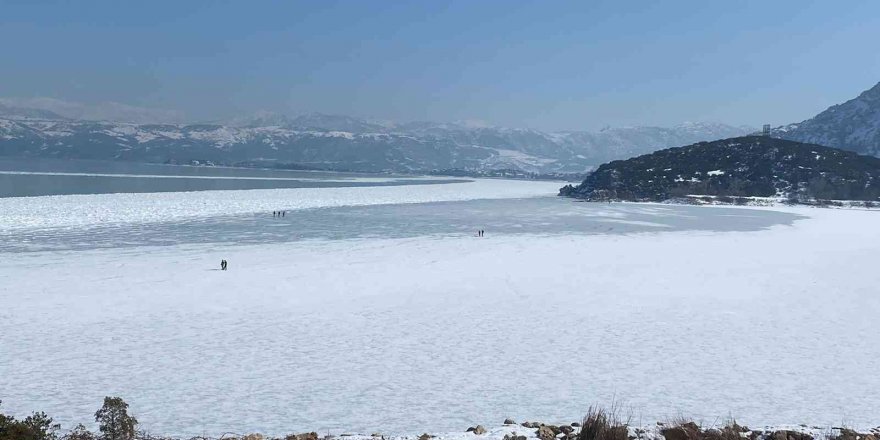 Buz tutan Eğirdir Gölü’nde yürüyüşler yasaklandı