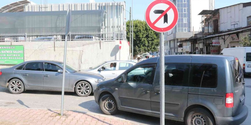 Antalya’da sürücülerin yasak yol inadı, diğer sürücüleri isyan ettirdi