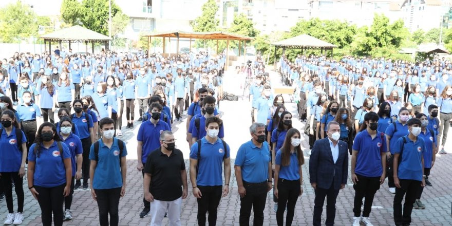 Başkan Böcek’ten dereceye giren öğrencilere altın