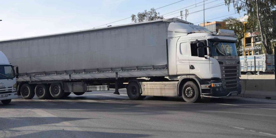 Tır yolcu otobüsüne çarptı, karayolu trafiğe kapandı