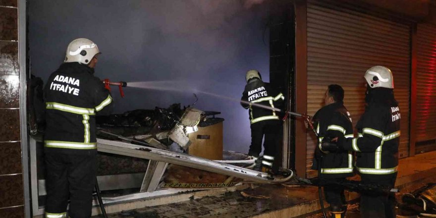 Adana’da pastane yangında kül oldu