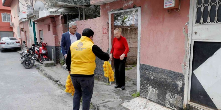 Dalında kalan limon vatandaşa dağıtılıyor