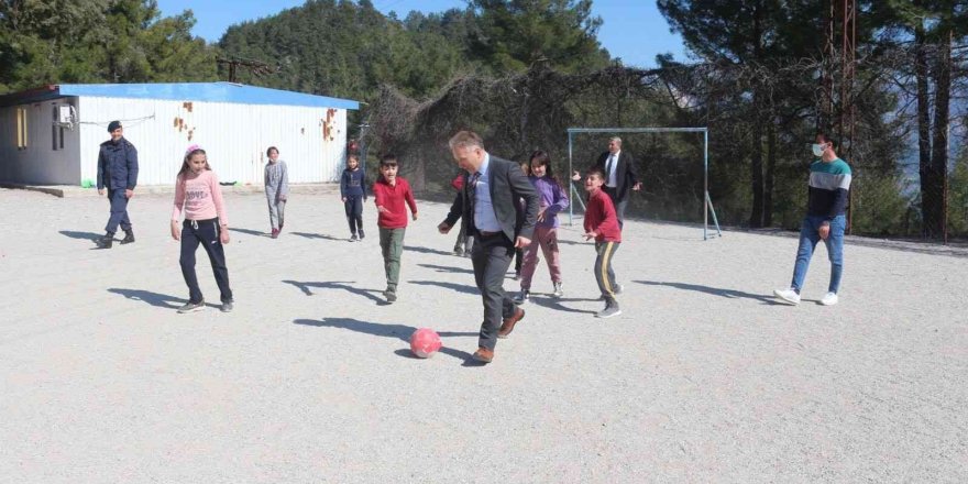 Köy okuluna ziyarete giden Bucak Kaymakamı Erol Tanrıkulu soluğu sahada aldı