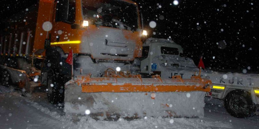 Antalya-Konya karayolu yoğun kar ve tipi nedeniyle tırların geçişine kapatıldı