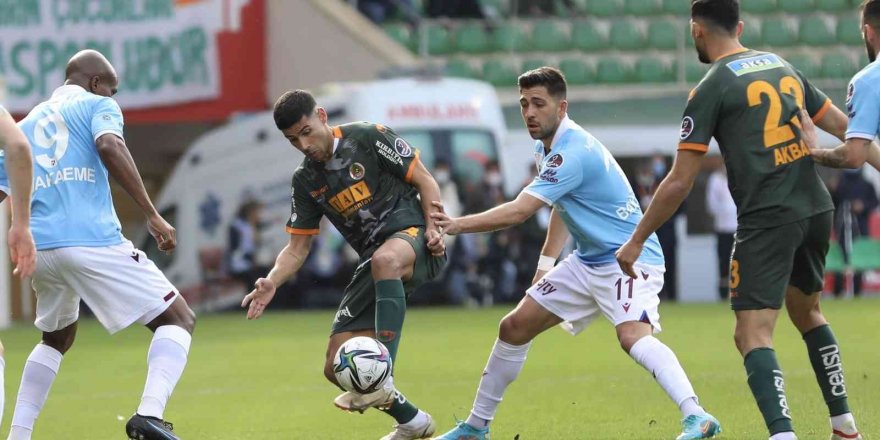 Spor Toto Süper Lig: Aytemiz Alanyaspor: 0 - Trabzonspor: 4 (İlk yarı)