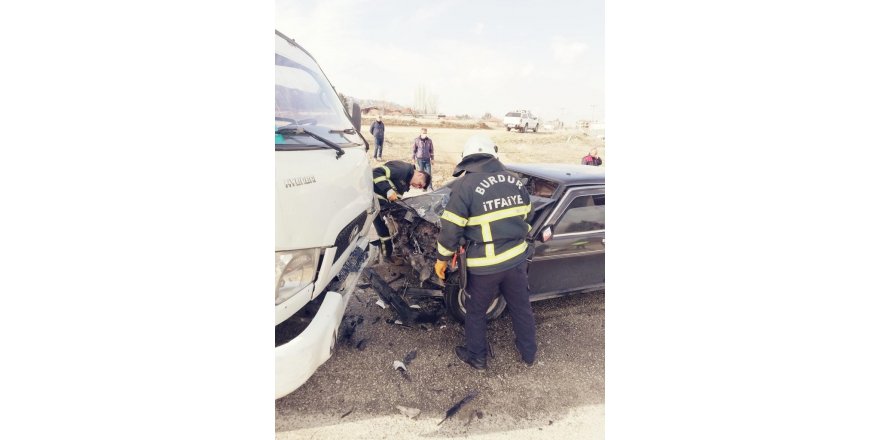 Burdur’da kamyonet ile otomobil kafa kafaya çarpıştı: 1 ağır,3 yaralı