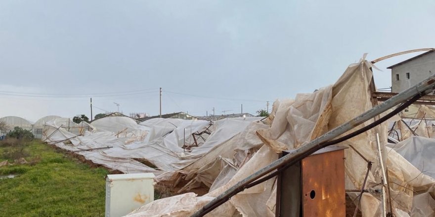 Aksu’da çıkan hortum onlarca seraya zarar verdi