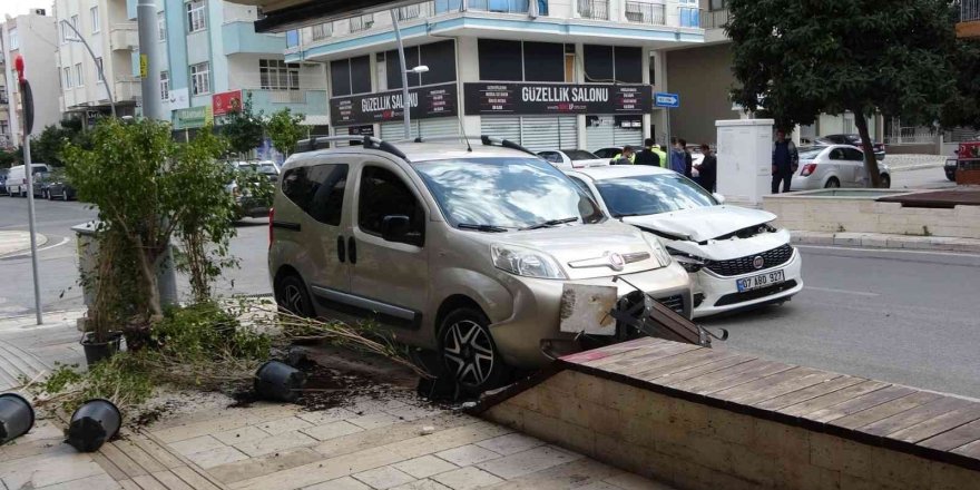 Çöp kutusu ve bank kaza yapan aracın iş yerine girmesini engelledi