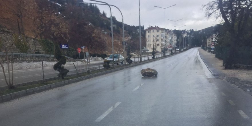 Eğirdir’de anayola düşen kaya parçası korkuttu