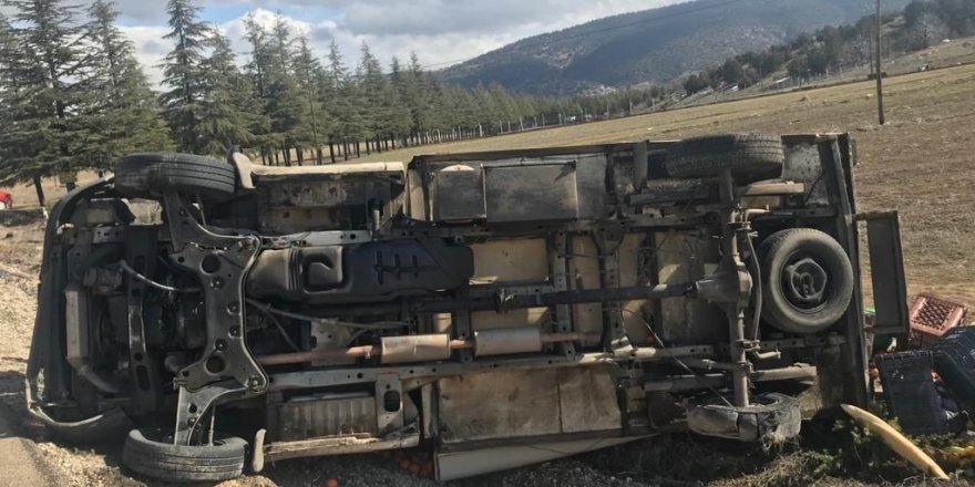 Isparta’da lastiği patlayan kamyonet şarampole devrildi