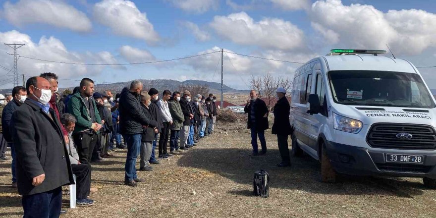 Kocasının okul bahçesinde öldürdüğü 2 çocuk annesi toprağa verildi