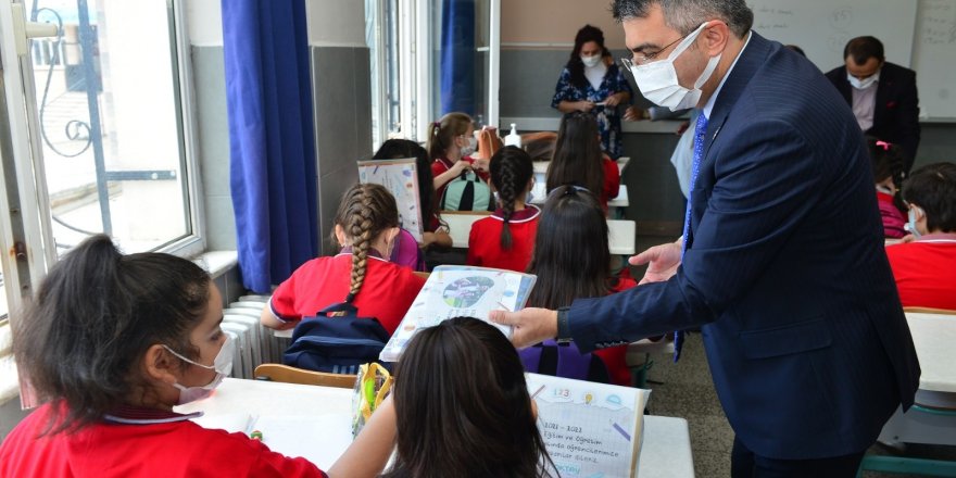 Yılmaz, minik öğrencilerin heyecanına ortak oldu