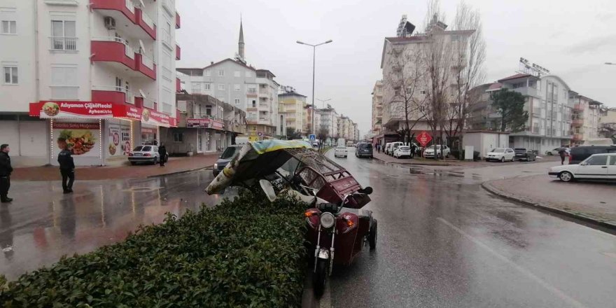 Hafif ticari araç 3 tekerlekli motosiklete çarptı: 1 yaralı