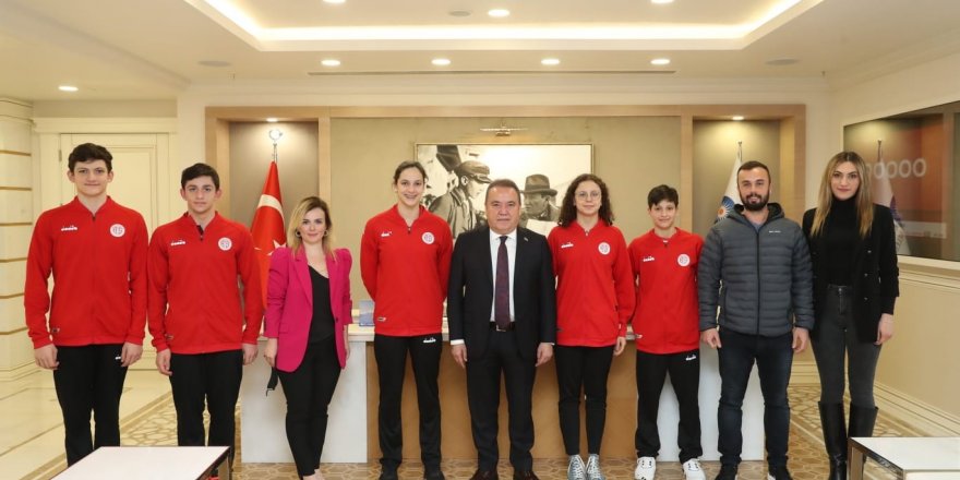 Başkan Böcek, Antalyaspor Yüzme Takımı’nı ağırladı