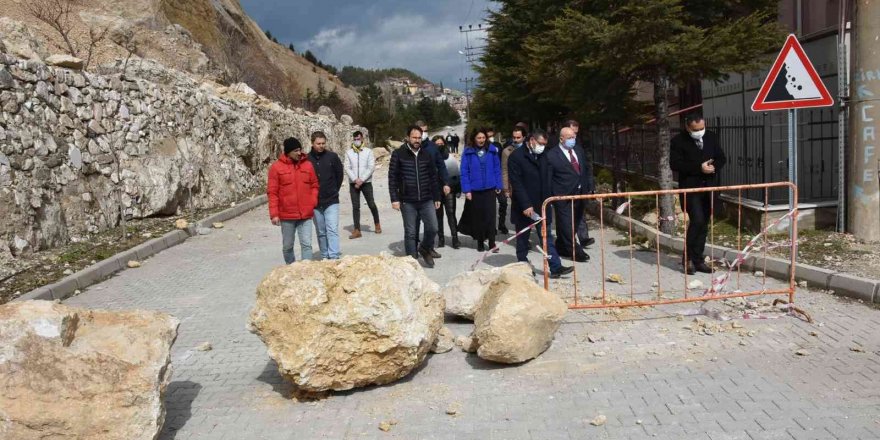 Karlar eriyip, buzlar çözülünce dev kaya parçaları evleri tehdit etmeye başladı