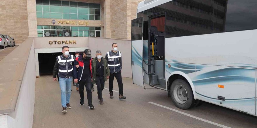 Antalya’da eş zamanlı ‘aranan şahıs’ operasyonu: 55 gözaltı