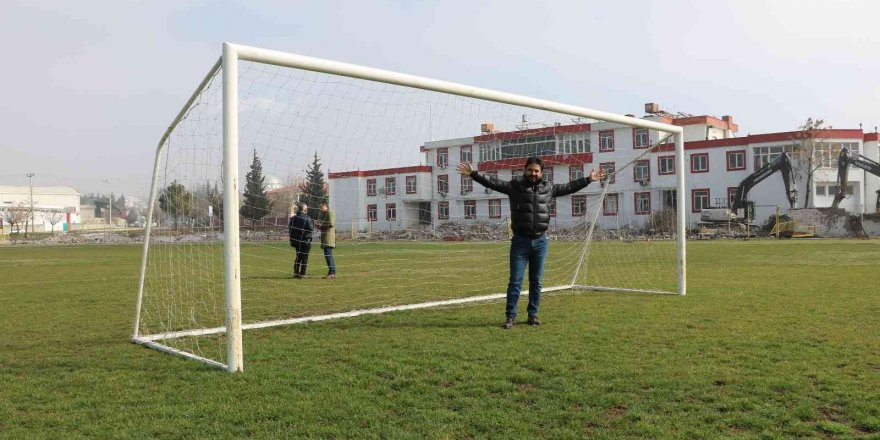 Top koşturduğu stadın yıkılışına şahit olan eski kalecinin duygusal anları