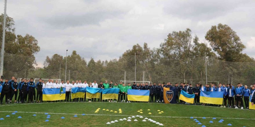 Antalya’da kamp yapan Ukraynalı 7 takımın futbolcularından yeşil sahada ’Savaşa hayır’ mesajı