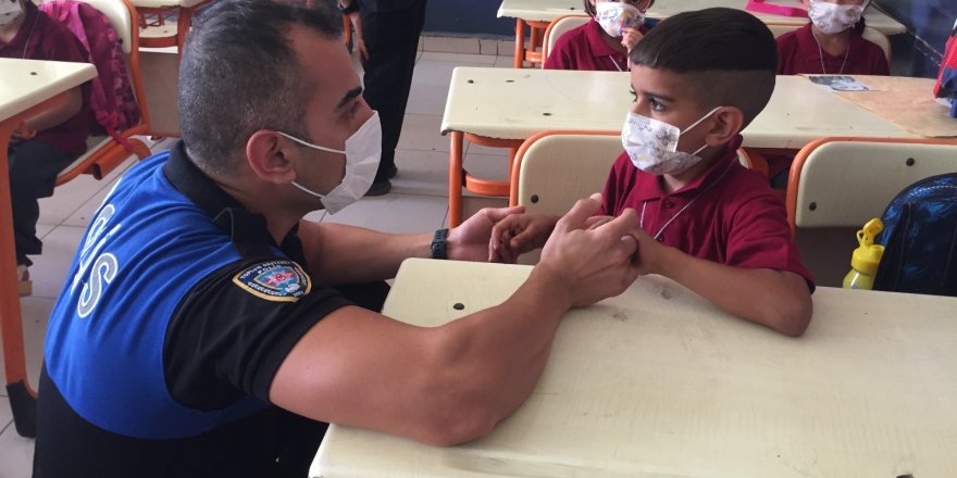 Polisin dağıttığı çantaya sarılıp bırakmadı