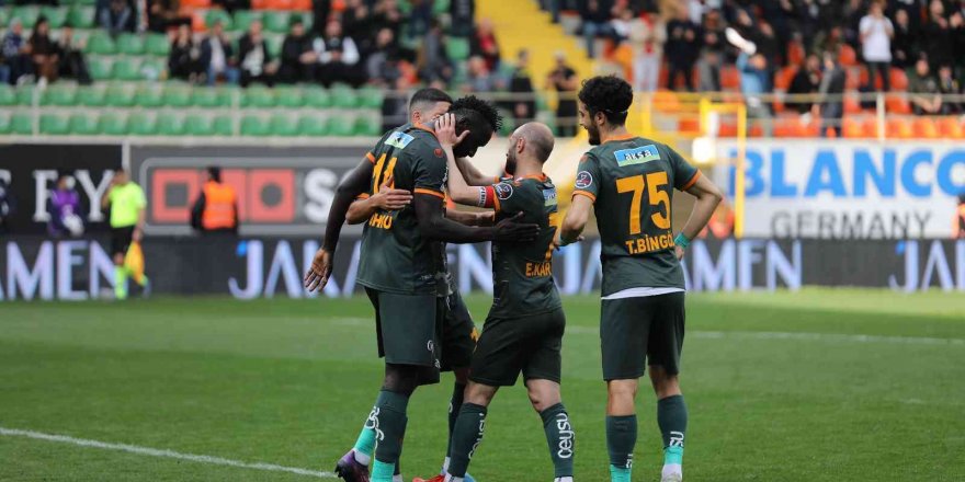 Spor Toto Süper Lig: Alanyaspor: 4 - Konyaspor: 1 (İlk yarı)