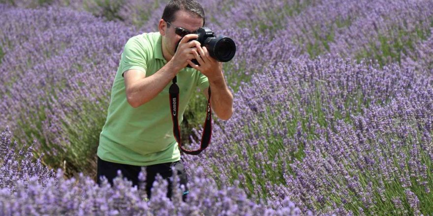 Fotoğraf sanatçısı Ayan,  fotoğraf hikayelerini kitaplaştırdı